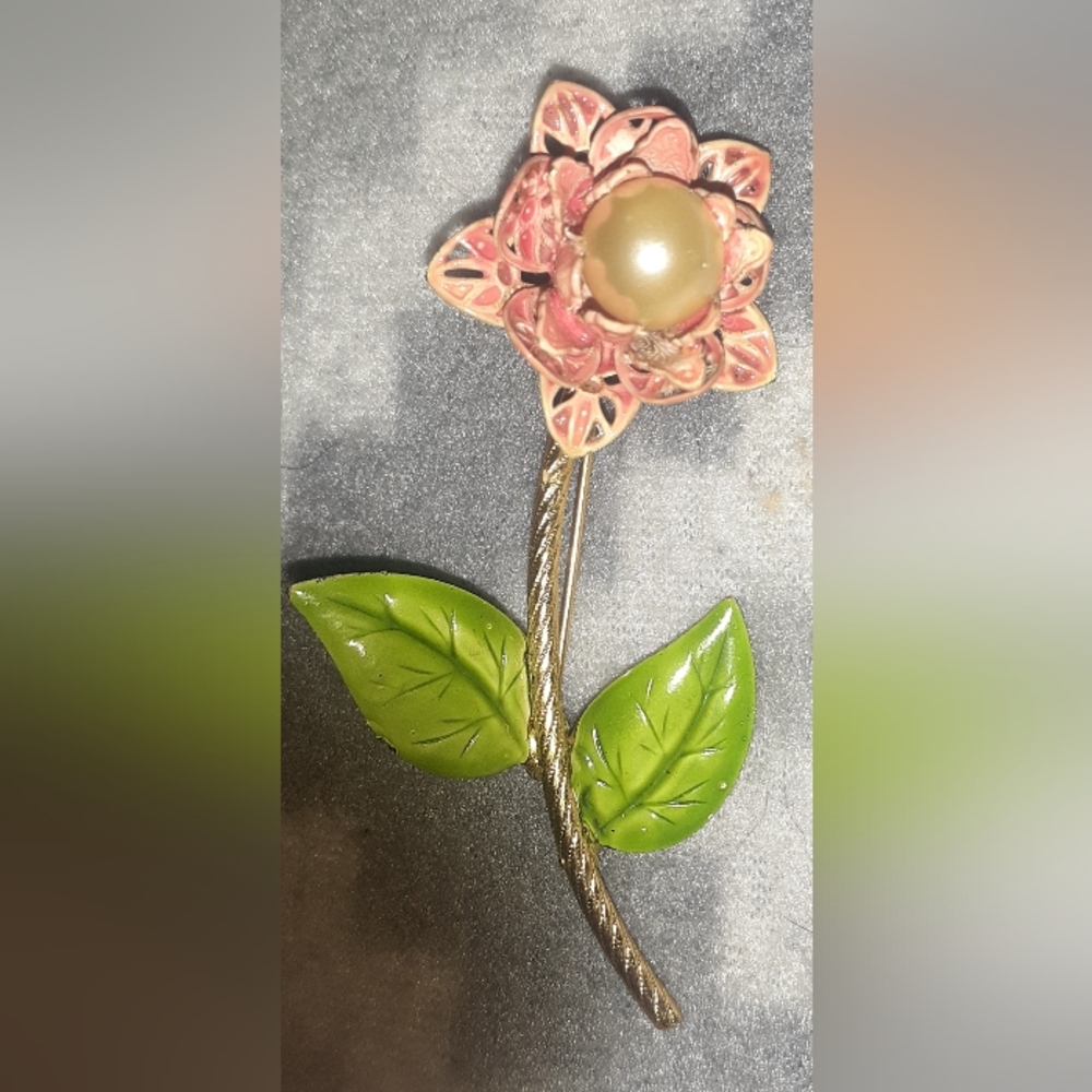 Vintage Beautiful Flower With Faux Pearl And Leaves Pin/Brooch